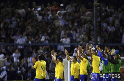 5일(현지 시간) 아르헨티나 로사리오에서 열린 ‘2010 FIFA 남아공 월드컵’남미 지역 예선 15라운드 ‘브라질-아르헨티나’경기에서 브라질 선수들이 아르헨티나를 3-1로 격파한 뒤 기뻐하고 있다. ⓒ로이터, 무단전재 및 재배포 금지