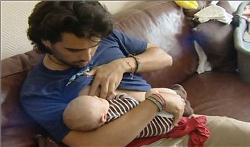 아이에게 젖을 먹이고 있는 뱅슨.
사진 | 스웨덴 TV8 방송화면 캡쳐