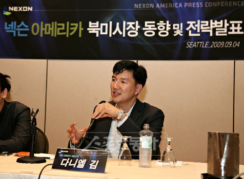 넥슨 아메리카의 다니엘 김 대표이사가 미국 워싱턴 주 시애틀 힐튼호텔에서 열린 기자회견에서 북미지역 성과와 향후 전망에 대해 답변하고 있다.사진제공 ｜ 넥슨