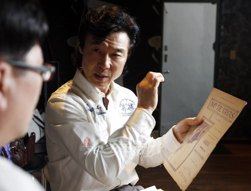 “이것이 탱고입니다.” 공명규 씨가 100년 전 탱고 가사집을 들고 탱고의 역사에 대해 설명하고 있다. 양회성 기자 yohan@donga.com