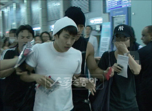 8일 인천국제공항을 통해 미국 시애틀로 출국하는 재범이 몰려든 팬들 사이로 빠져나가고 있다. 사진출처|동아닷컴 동영상 캡처