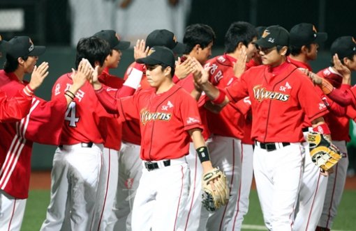 SK 선수들이 9일 광주 KIA전에서 3-1로 승리, 팀 창단 후 타이기록이자 올 시즌 KIA에 이은 타이기록인 11연승에 성공한 뒤 하이파이브를 펼치며 자축하고 있다.