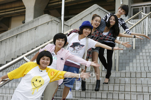 “앞으로 200회도 함께 할거야!”    시청률 효자 프로그램으로 꼽히는 ‘무한걸스’의 여섯 주역들. 정가은 황보 백보람 신봉선 송은이 김신영(맨위부터 아래로)  인천｜임진환 기자 photolim@donga.com