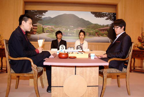 이번 대회 유일한 아마추어 선수인 이원영(오른쪽) 아마5단이 중국의 강호 콩지에 9단과 대국하고 있다.사진제공|사이버오로