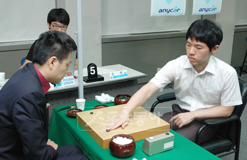 이창호 9단(오른쪽)과 콩지에 9단의 대국모습.