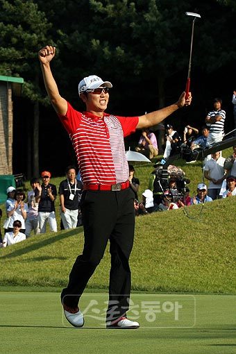 배상문이 13일 충남 천안 우정힐스 골프장에서 열린 제52회 코오롱-하나은행 한국오픈 최종 라운드에서 우승을 확정한 뒤 두 팔을 벌려 환호하고 있다. 사진제공 ｜ KPGA