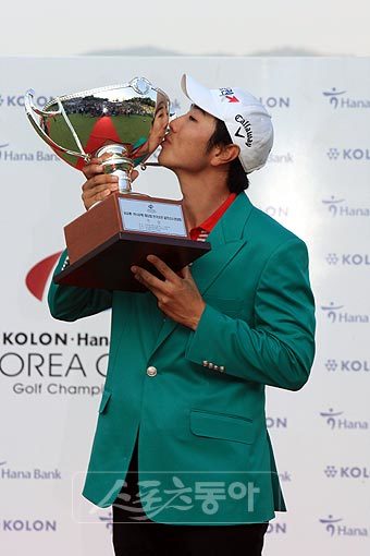 배상문이 한국오픈 우승 트로피에 입맞춤하고 있다. 사진제공= KPGA