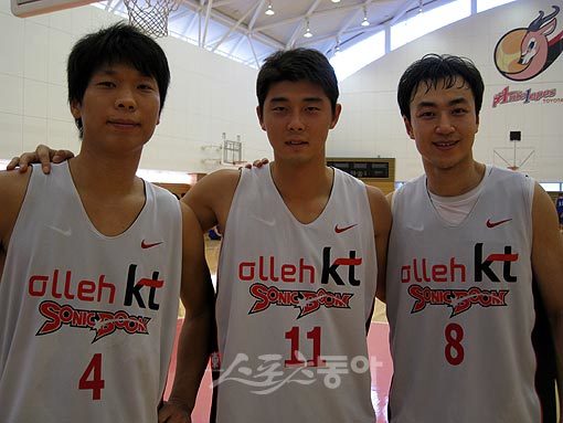 KT의 포워드 박상오, 김도수, 김영환(왼쪽부터)은 일본 전지훈련에서 뜨거운 주전 경쟁을 펼치며 팀 전력을 끌어올리고 있다. 나고야(일본)|전영희 기자 setupman@donga.com