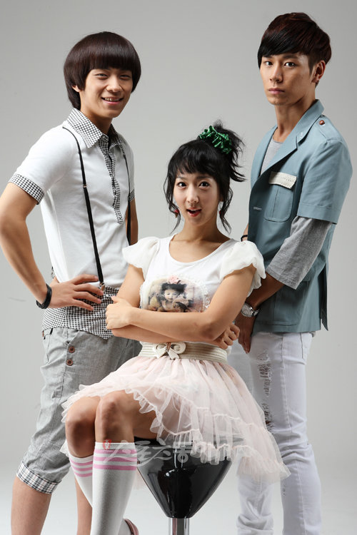 팝댄스 곡인 싱글 ‘에브리데이’로 가요계 문을 두드리는 그룹 힌트의 멤버 신규, 연경, 주인(왼쪽부터). 홍일점인 연경은 ‘데이라이트’라는 예명으로 모던록 곡들로 활동하기도 했다.임진환 기자｜photolim@donga.com