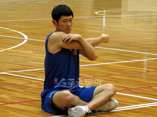 KCC 추승균이 16일 일본 전훈지에서 코트에 앉아 스트레칭을 하고 있다.  오사카(일본)｜김도헌 기자 dohoney@donga.com