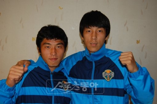 프로축구 강원FC에서 ‘701호 공식 커플’로 불리는 윤준하(왼쪽)와 곽광선.[사진제공=강원FC]