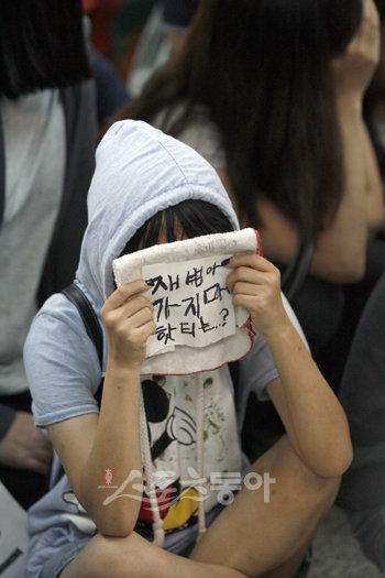 “돌아와 줘, 재범” 2PM의 리더 박재범이 미국으로 출국하는 날 한 소녀팬이 피켓을 들고 그의 출국을 안타까워 하고 있다.
인천공항 | 임진환 기자 photolim@donga.com