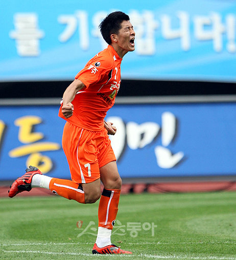 21일 오후 광주월드컵경기장에서 열린 2009K-리그 광주상무와 울산현대의 경기에서 상무 김명중이 헤딩슛으로 역전을 시키고 세레모니를 펼치고 있다. 광주ㅣ 박화용 기자 inphoto@donga.com