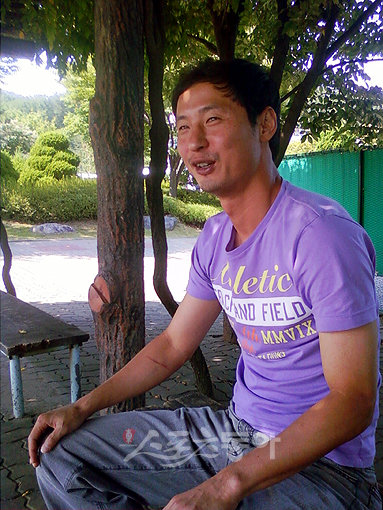 FC서울 최고참 김한윤은 카타르 클럽 움 살랄과의 AFC 챔피언스리그 8강 1차전 원정경기에 경고 누적으로 결장하지만 휴식 대신 훈련 파트너를 자청, 후배들의 투혼을 자극하고 있다. 스포츠동아DB