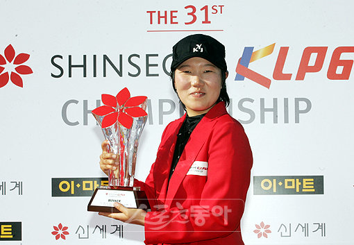 18일 경기도 여주의 자유컨트리클럽에서 열린 제31회 신세계 KLPGA 선수권대회에서 우승하며 메이저 퀸으로 등극한 이정은이 우승 트로피를 들고 기뻐하고 있다. 사진제공 | KLPGA