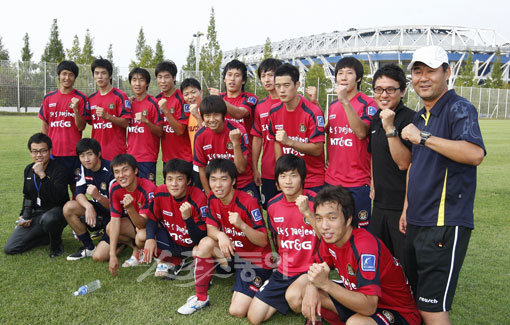 어느 누구도 관심을 기울이지 않는 R리그. 그러나 꿈과 희망이 있기에 쉽게 포기할 생각은 없다. 올해 7월 대전 유니폼을 입은 황진산(뒷줄 왼쪽에서 6번째)도 ‘1군 도약’이란 한 가지 목표를 향해 뛰고 또 뛴다.대전 ｜ 양회성 기자 yohan@donga.com