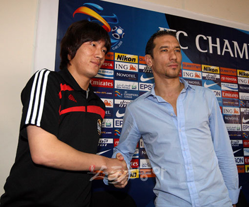 FC서울 김진규(왼쪽)가 24일 0시45분(한국시간) 벌어지는 움 살랄(카타르)과의 AFC 챔피언스리그 8강 1차전을 앞두고 22일 공식 기자회견에서 상대 아지스 빈 아스카라와 선전을 다짐하는 악수를 하고 있다. 도하(카타르) ｜ 박화용 기자 inphoto@donga.com