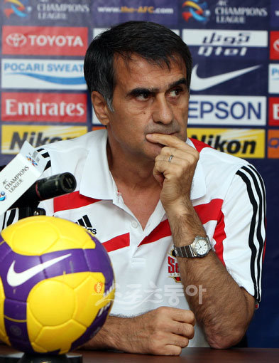 카타르 도하 카타르스포츠클럽에서 AFC 8강전 1차전을 갖는 FC서울과 움 살랄(카타르)의 기자회견이 22일 오후(현지시간-22일 오전) 카타르 도하 카타르스포츠클럽 스타디움에서 열렸다. FC서울 귀네슈 감독이 기자회견 도중 생각에 잠겨 있다. 카타르도하ㅣ 박화용 기자 inphoto@donga.com