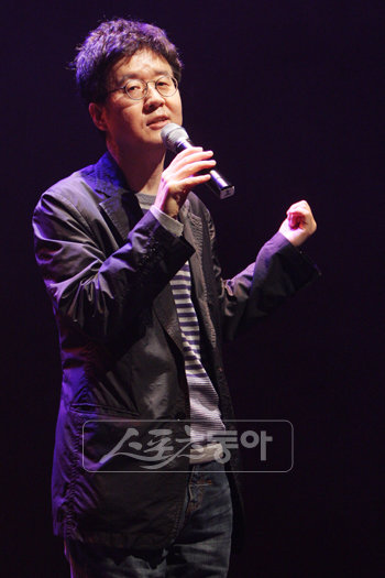 MBC PD로 시작해 대학 교수, 방송사 사장을 거쳐 가수로 변신한 주철환 전 OBS경인TV 사장이 22일 열린 음반 쇼케이스에 올라 노래했다. 연합뉴스
