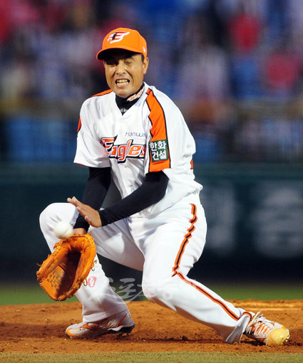 2009 프로야구 한화이글스 대 LG트윈스 경기가 23일 한화 송진우의 은퇴경기로 대전 한밭야구장에서 열렸다. 선발투수로 등판한 송진우가 LG 박용근에 내야 안타를 허용하고 있다. 송진우은 210승 3003이닝 투구라는 대기록을 남기고 21년간의 선수생활을 마감했다. 대전 | 김종원기자 won@donga.com