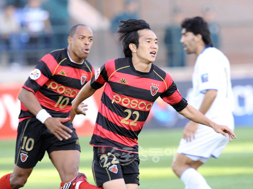 프로축구 포항 스틸러스의 노병준(가운데)이 23일(한국시간) 타슈켄트 자르구장(우즈베키스탄)에서 열린 AFC 챔피언스리그 8강 1차전 분요드코르와의 경기에서 첫골을 성공 시킨뒤 세리모니를 하고 있다. 사진공동취재단