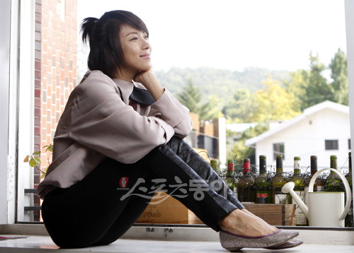 국내 스크린을 대표하는 여배우가 된 하지원. 그녀가 1000만 신화를 이룬 영화 ‘해운대’에 이어 멜로의 계절, 가을을 맞아 새롭게 ‘내 사랑 내 곁에’를 내놨다. 상대역은 김명민. 영화 속 하지원은 탁월한 연기력에 생각의 깊이를 더해 한층 성숙해진 모습을 보여준다. 양회성 기자 yohan@donga.com