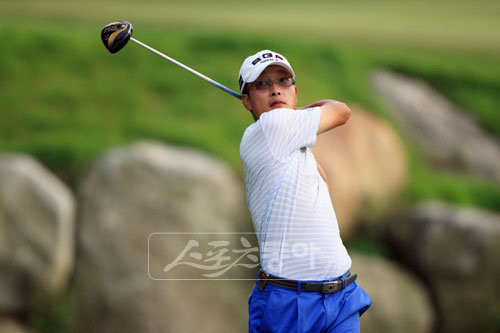 KEB인비테이셔널 이틀째 경기에서 선두로 나서며 시즌 2승을 노리고 있는 이태규가 티샷을 날린 뒤 공이 날아간 방향을 바라보고 있다.사진제공|KPGA