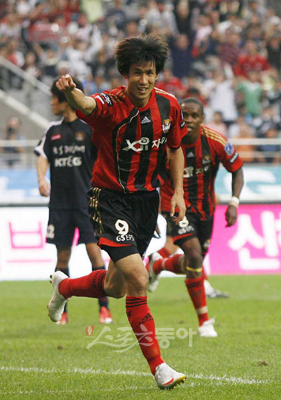 FC서울 정조국(가운데)이 27일 서울월드컵경기장에서 벌어진 대전과의 K리그 경기에서 전반 42분 두 번째 골을 성공시킨 뒤 환호하고 있다. 상암 | 임진환 기자 photolim@donga.com