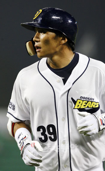 2년 연속 플레이오프 MVP에 올랐던 ‘가을 사나이’ 두산 이종욱이 ‘예비 아빠의 힘’ 으로 또다른 포스트시즌의 전설을 꿈 꾼다. 그는 내년 4월, 그토록 꿈에 그리던 첫 아이를 얻는다. [스포츠동아 DB]