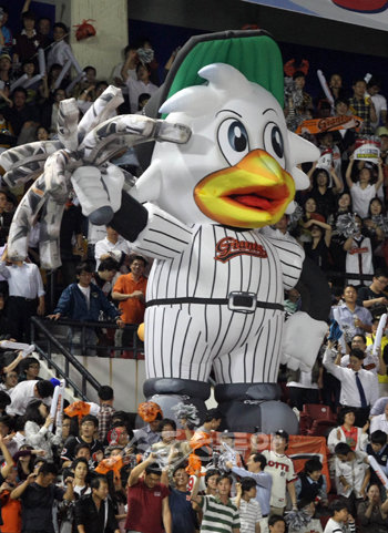 2009 프로야구 준플레이오프 1차전 두산베어스 대 롯데자이언츠 경기가 29일 잠실야구장에서 열렸다. 롯데 마스코트 대형 풍선 응원. 잠실 | 김종원기자 won@donga.com