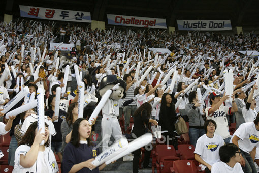 29일 오후 잠실야구장에서 열린 2009 프로야구 두산 베어스와 롯데 자이언츠의 준플레이오프 1차전 경기. 두산의 응원전. 잠실 | 임진환 기자 photolim@donga.com