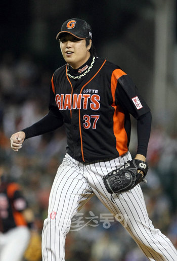 롯데 선발 조정훈의 주무기인 낙차 큰 포크볼에 두산 타자들은 7.2이닝동안 삼진 7개를 당하며 속수무책으로 무너졌다. 잠실｜ 김종원 기자 won@donga.com