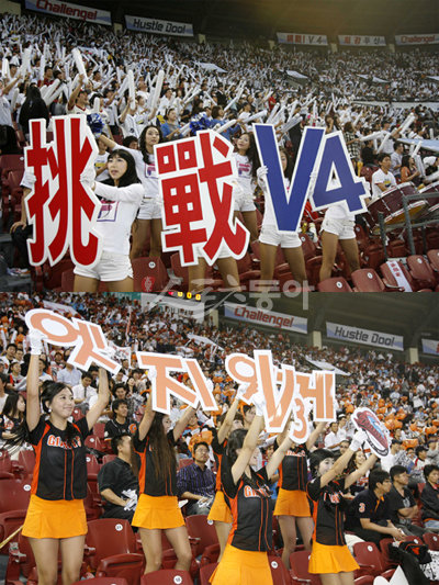 역시 프로야구의 백미는 응원전. 필드의 열전뿐만 아니라 ‘가을잔치’ 에 초대받은 양 팀의 응원전도 치열했다. 29일 4번째 우승을 기원하는 두산 팬들과 3번째 우승을 희망하는 롯데 팬들이 늘씬한 치어리더를 앞세운 채 환상의 하모니를 이뤄내고 있다. 잠실｜임진환 기자 photolim@donga.com