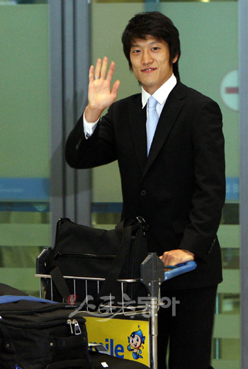 오는 14일 서울월드컵경기장에서 세네갈과 평가전을 앞두고 프리미어리그 볼턴 원더러스의 이청용이 5일 오후 인천공항을 통해 입국했다. 이청용이 입국장을 빠져나오며 손을 들며 미소짓고 있다. 인천공항ㅣ박화용 inphoto@donga.com