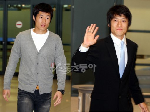 청용도 뜨고… 캡틴도 오고… . 말쑥한 정장 차림의 이청용(오른쪽)과 5일 팬들에게 받은 선물을 손에 든 박지성(왼쪽)이 인천국제공항 입국장을 빠져나오고 있다. 인천국제공항 | 박화용 기자 inphoto@donga.com