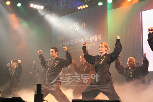 미국, 영국 등 6개국 120명과 국내 3100여명의 동호인들이 참가하는 생활체육 국제국학기공대회가 10일부터 제주 국제컨벤션센터에서 열린다. 사진제공｜국민생활체육회