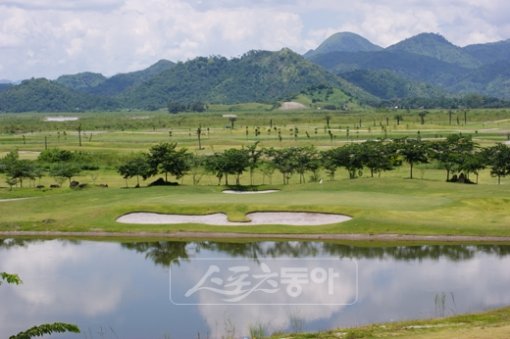 피나투보 화산을 배경으로 펼쳐진 뉴 아시아 골프&스파 리조트는 평탄해 보이는 겉모습과 달리 코스 곳곳에 위험 요소가 숨어 있다. 사진제공 ｜ 뉴아시아 골프&스파 리조트