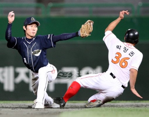 7일 인천 문학야구장에서 열린 프로야구 SK와 두산의 플레이오프 1차전에서 6회말 2사 1루 SK 정상호의 내야 땅볼때 1루 주자 박정권이 두산 2루수 고영민에게 포스아웃되고 있다. 문학ㅣ 박화용 기자 inphoto@donga.com