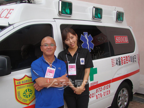 “파울볼이나 홈런볼, 절대 맨손으로 잡지마세요.” 타 구장에 비해 안전그물망이 낮은 문학구장에서 응급구조를 담당하는 서울응급환자이송단의 박영석 대표(왼쪽)와 함께 일하는 응급 구조사. 이길상 기자 juna109@donga.com