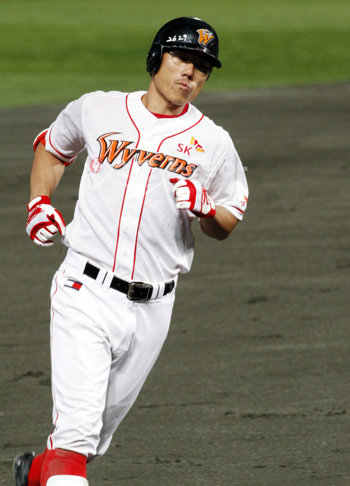 2009 프로야구 플레이오프 1차전 SK와이번스 대 두산베어스 경기가 7일 인천 문학야구장에서 열렸다. 8회말 2사에서 솔로홈런을 터뜨린 SK 박정권이 그라운드를 돌아 홈을 향하고 있다. 문학 | 양회성 기자 yohan@donga.com