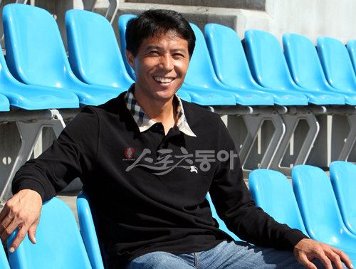 1989년 박정현 정명원과 태평양의 3총사 투수로 활약하며 돌풍을 일으켰던 최창호. 현재 사회인 야구팀 ‘영재사관학교’와 SK가 기획한 ‘행복나눔야구교실’에서 리틀 야구선수들을 가르치고 있다. 문학 ｜ 박화용 기자 inphoto@donga.com