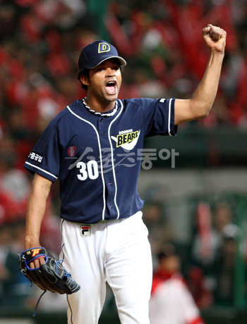 8일 인천 문학야구장에서 열린 프로야구 SK와 두산의 플레이오프 2차전에서 두산 선발 투수 세데뇨가 5회말 2사 1,2루때 SK 정상호를 내야땅볼로 잡고 포효하고 있다. 문학ㅣ 박화용 기자 inphoto@donga.com