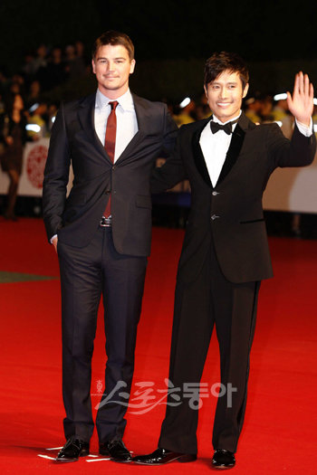 부산국제영화제를 방문한 할리우드 배우 조쉬 하트넷과 이병헌. 부산 | 임진환 기자 photolim@donga.com