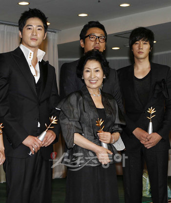 9일 부산 해운대 노보텔 엠버서더에서 열린 제10회 부산영평상의 수상자들. 배우 김혜자(가운데)가 영화 ‘마더’로 여우주연상, 하정우가 영화 ‘멋진하루’로 남우주연상, 강지환(왼쪽)과 소지섭(오른쪽)이 신인남우상을 각각 거머쥐었다. 부산|임진환 기자 photolim@donga.com