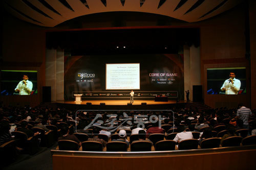 7일부터 9일까지 사흘 동안 코엑스에서 개최된 ‘한국국제게임컨퍼런스 2009’에서 한 참가자가 차세대 게임개발 환경과 기술에 대한 강의를 하고 있다. 사진제공 | 한국콘텐츠진흥원