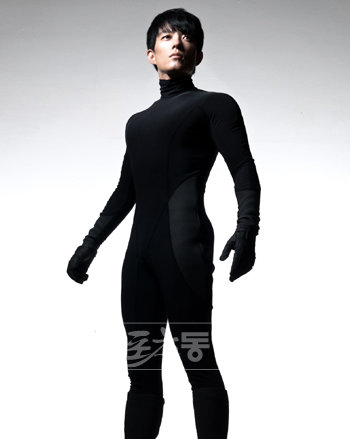 이범수가 새 영화 ‘홍길동의 후예’에서 선보이게 될 특수 의상. 이 보디 수트를 제작하는데 든 비용은 200만원에 달한다.