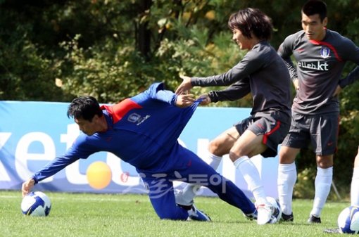 오는 14일 세네갈과 친선경기를 앞둔 축구 국가대표팀의 해외파 선수들이 9일 오전 파주 NFC에서 훈련을 가졌다. 박주영이 박태하 코치의 유니폼을 당기며 미니게임을 즐기고 있다. 파주ㅣ 박화용 기자 inphoto@donga.com
