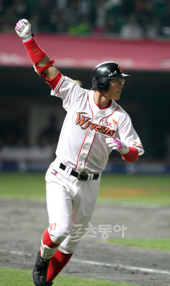 2009 프로야구 플레이오프 5차전 SK와이번스 대 두산베어스 경기가 14일 인천 문학야구장에서 열렸다. 3회말 1사 SK 박정권이 솔로 홈런을 날린 후 환호하고 있다. 문학 | 김종원기자 won@donga.com