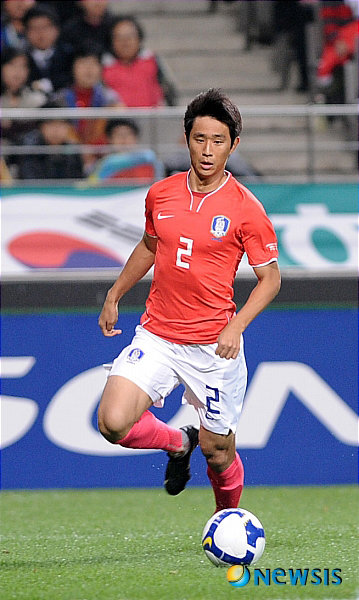 14일 오후 하나은행 초청 축구 한국국가대표팀과 세네갈 대표팀의 평가전이 열린 서울 상암월드컵경기장에서 한국 오범석이 세네갈 문전으로 드리블을 하고 있다. [뉴시스]