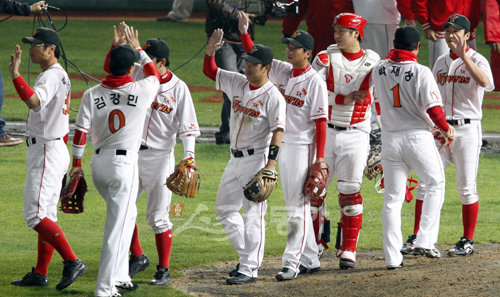 2009 프로야구 플레이오프 5차전 SK와이번스 대 두산베어스의 경기가 14일 인천 문학야구장에서 열렸다. SK 14:3 승리. 경기 종료. 문학 | 양회성 기자 yohan@donga.com